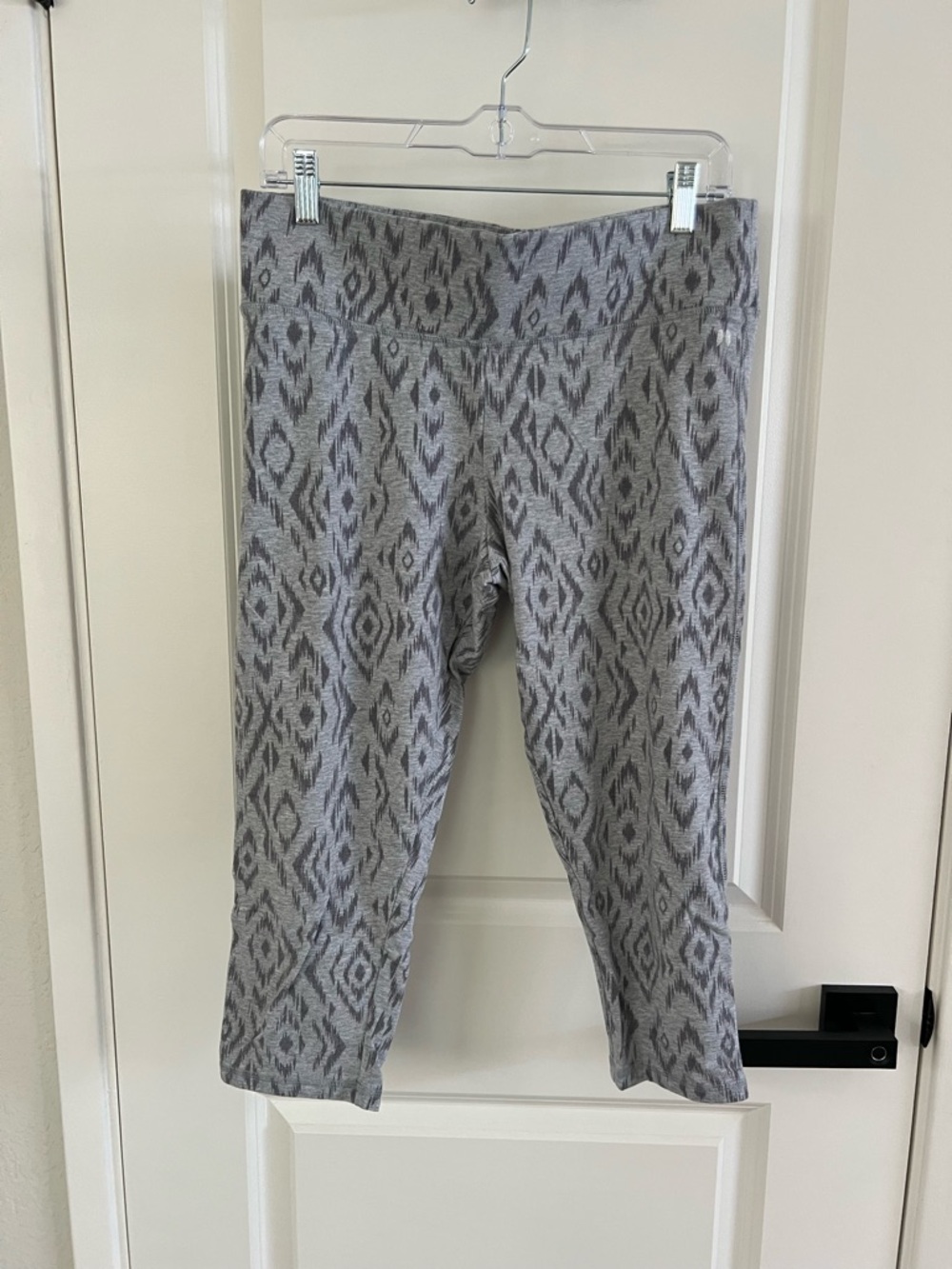 Victoria's Secret Gray and Black Patterned Cropped Leggings